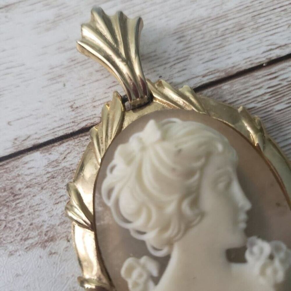 Vintage Pendant - Large Cameo Style Gold Tone with Cream (No Chain Included) - Picture 4 of 5